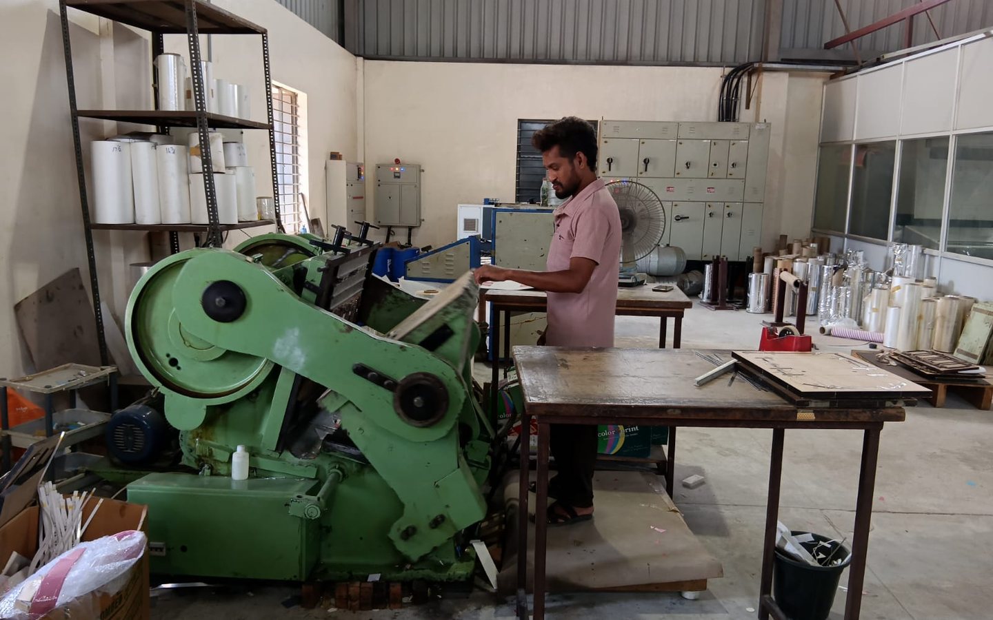 Platen die punching machine with the cutting forme in the bed