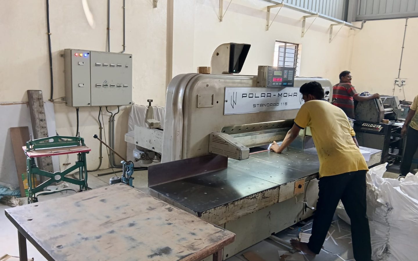 Polar-Mohr programmable guillotine trimming printed sheets to size