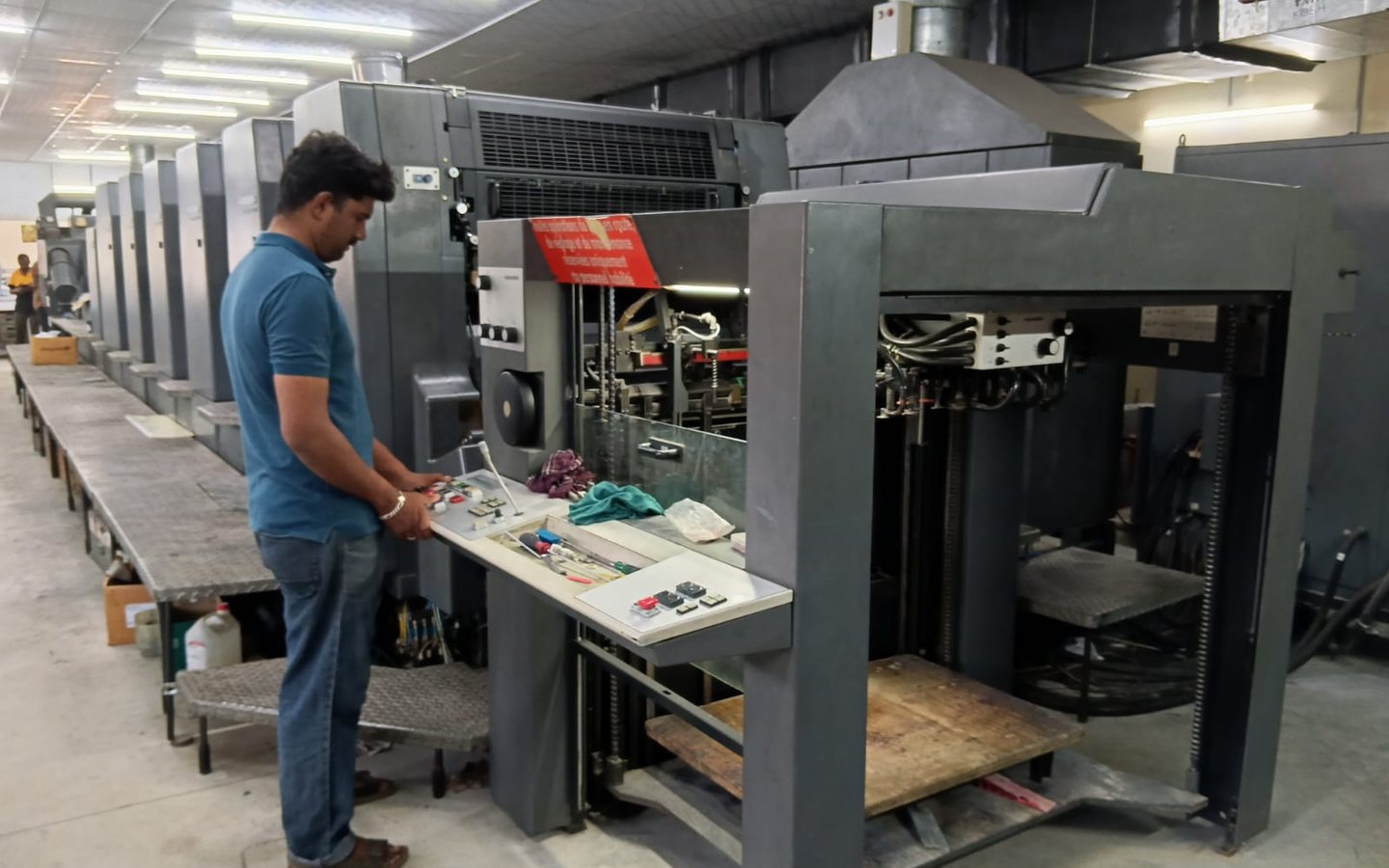 Six-colour offset printing press with in-line coater